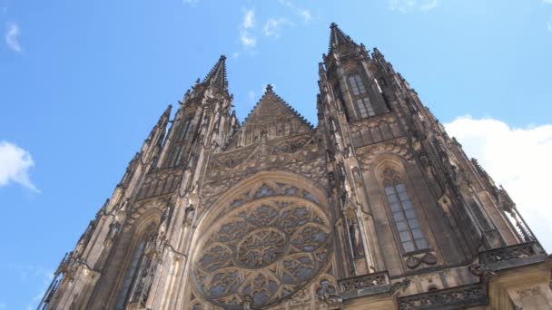 Egy Fenséges Katedrális Gótikus Gótikus Homlokzattal Tornyosuló Spirálokkal Kék Égnek — Stock videók