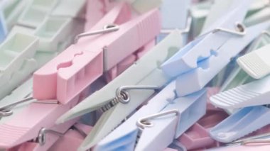 Bir ön cephe süsleyen pembe, beyaz ve mavi mandallardan oluşan bir koleksiyon, pembe ve elektrik mavisinin tonlarında canlı bir desen sergiliyor..