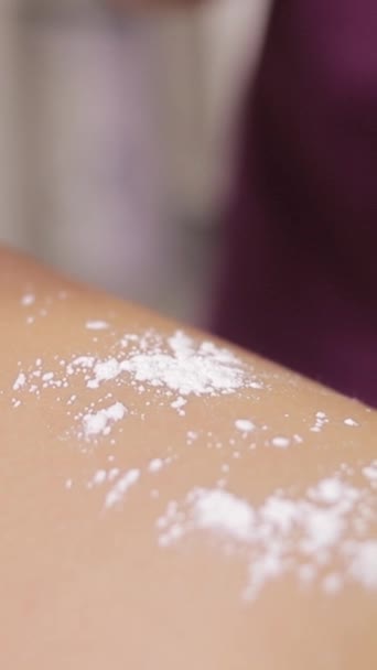 Kobieta Salon Kosmetyczny Stosując Pudrowe Nogi Spa Manicure Pionowe Wideo — Wideo stockowe