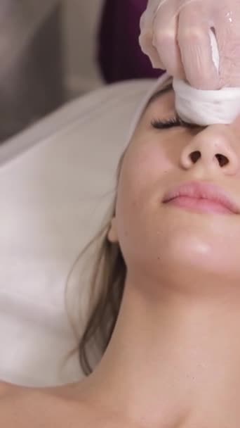 Manos Cara Limpieza Especialista Cosmetología Con Almohadilla Blanca Algodón Cosmético — Vídeos de Stock