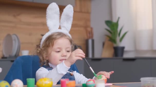 Seorang Anak Yang Bahagia Mengenakan Telinga Kelinci Dengan Santai Melukis — Stok Video