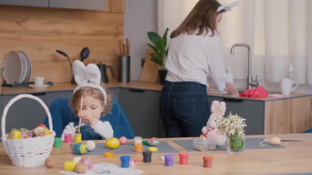 Køkkenet Hus Vasker Kvinde Retter Mens Lille Pige Sidder Ved – Stock-video