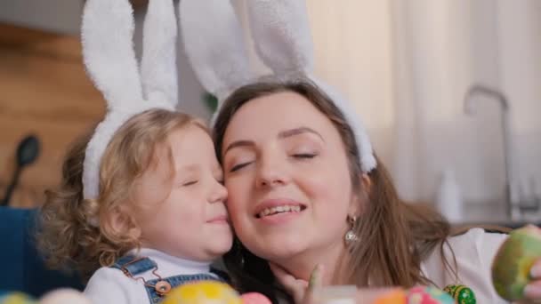 母親は娘を抱きしめている ウサギの耳を持った少女 イースターコンセプト — ストック動画