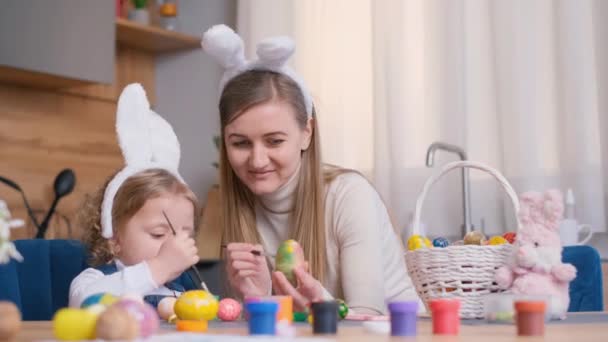 Una Mujer Feliz Una Niña Pequeña Están Pintando Tranquilamente Huevos — Vídeos de Stock