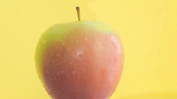 Zbliżenie Jabłka Bez Nasion Superjedzenie Rodziny Róż Żółtym Tle Jest — Wideo stockowe