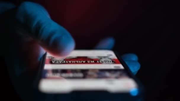 Человек Использует Свой Мобильный Телефон Темноте Электрическим Синим Шрифтом Ярко — стоковое видео