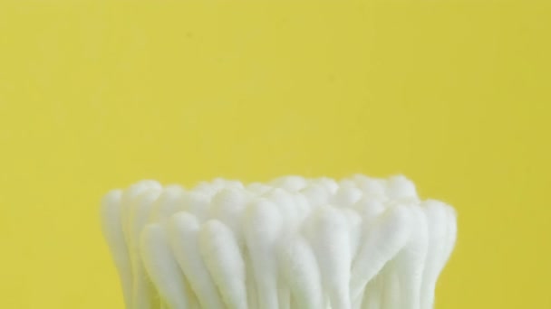 電気ブルーの背景に配置された綿棒の活気に満ちたマクロ写真は ベーキングカップの花びらに似ており 砂糖ケーキ料理の芸術と甘さを象徴しています — ストック動画