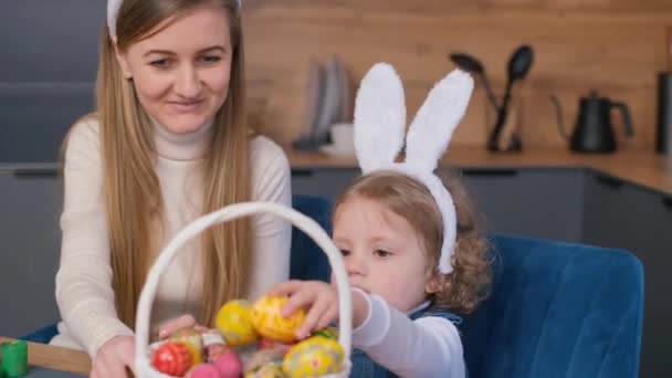 Женщина Маленькая Девочка Украшают Пасхальные Яйца — стоковое видео