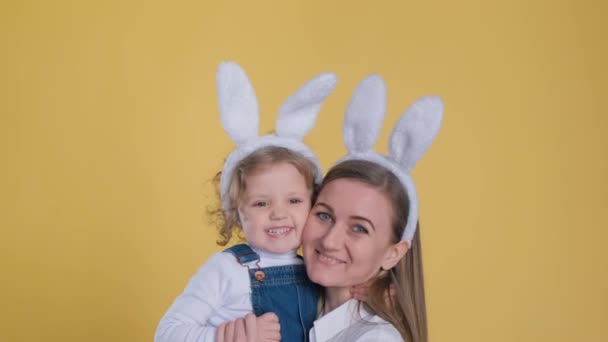 Una Mujer Felizmente Sostiene Una Niña Pequeña Con Orejas Conejo — Vídeos de Stock