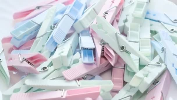 Eine Lebendige Auswahl Plastikklammern Verschiedenen Schattierungen Einschließlich Rosa Die Auf — Stockvideo