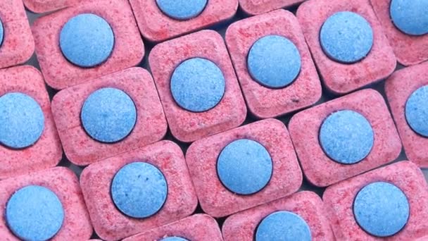 蓝宝石一种令人赞叹的蓝色和洋红色药丸的组合 雕刻成一个蓝色的电子圆圈 类似于一幅艺术砖画中迷人的图案 — 图库视频影像
