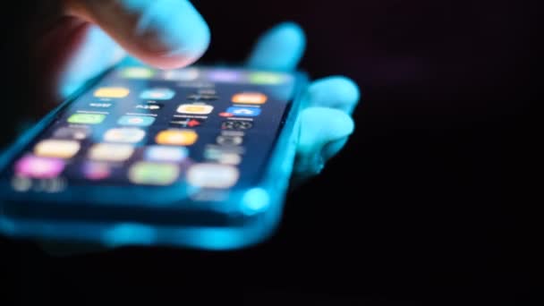 Людина Має Мобільний Телефон Портативний Пристрій Язку Руці — стокове відео