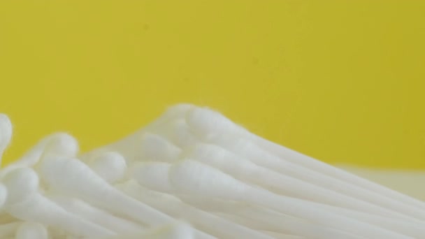 Fotografie Hromady Bavlněných Tamponů Zářivě Žlutém Pozadí Připomínající Tvaroh Mléčná — Stock video