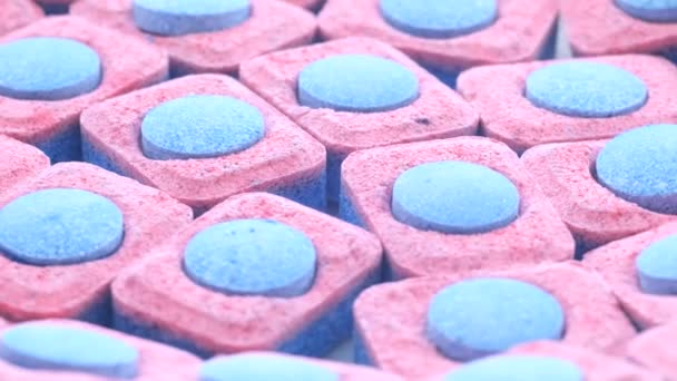 Zbliżenie Wzorzystego Asortymentu Różowych Niebieskich Tabletek Zmywarek Przypominających Wypieki Odcieniach — Wideo stockowe