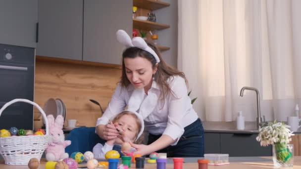 Una Mujer Una Niña Están Felizmente Compartiendo Evento Huevo Pascua — Vídeos de Stock