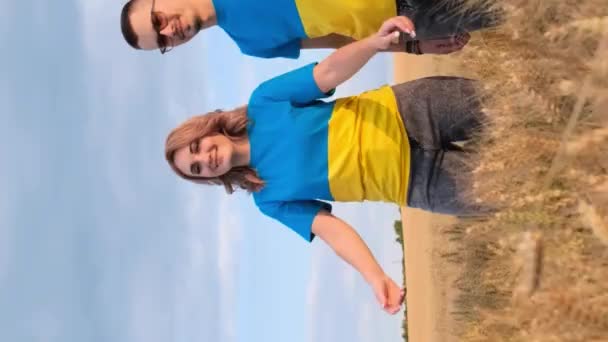 Mutlu Bir Çift Buğday Tarlasında Yürüyor Ele Tutuşuyorlar Yüzlerinde Gülümsemelerle — Stok video
