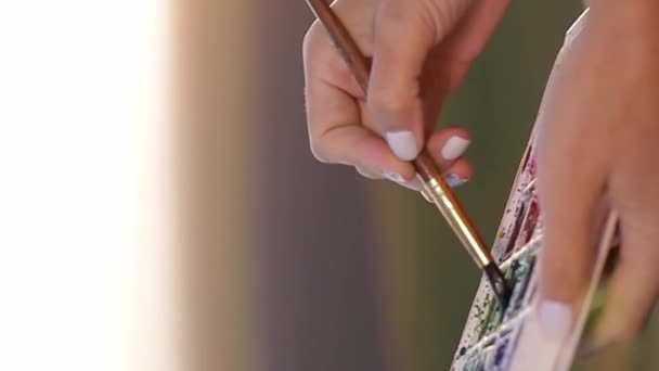 Rekreacji Sztuki Osoba Posiada Pędzel Używając Palców Kciuka Tworzenia Precyzyjnych — Wideo stockowe