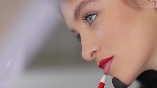 Esteticista Profissional Faz Lábios Permanentes Pintar Lábios Das Raparigas Vídeo — Vídeo de Stock
