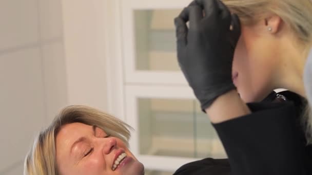 Professionelle Korrektur Der Augenbrauenform Entfernung Unerwünschter Haare Kosmetologe Stylist Macht — Stockvideo