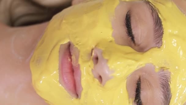 Femme Lit Avec Masque Jaune Reposant Sur Son Nez Ses — Video