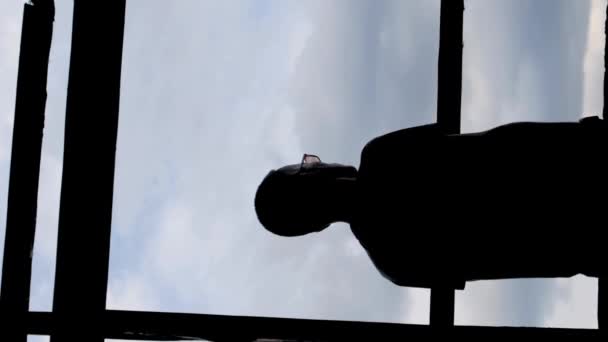 Мужчины Силуэт Против Окна Глядя Небо Оттенками Оттенками Подсветка Подчеркивает — стоковое видео