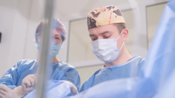 Два Хірурги Лікарні Проводять Процедуру Пацієнта Зосереджуючись Язах Шиї Щелепі — стокове відео