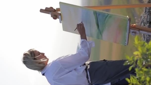 Femme Est Tranquillement Engagée Dans Activité Ludique Récréative Peindre Paysage — Video