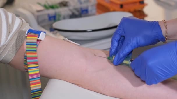 Eine Ärztin Entnimmt Einer Patientin Eine Blutprobe Das Konzept Der — Stockvideo
