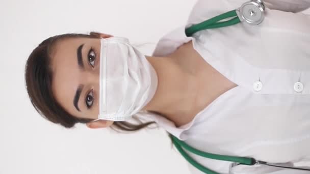 Una Doctora Con Una Sonrisa Cara Usa Equipo Protección Personal — Vídeo de stock