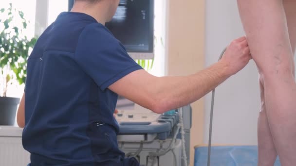 男医生在病人腿上做静脉曲张超声检查 — 图库视频影像