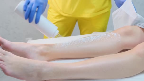 Lekarz Woskuje Kobiece Nogi Delikatnym Dotknięciem Kciuka Palców Zapewniając Najwyższą — Wideo stockowe