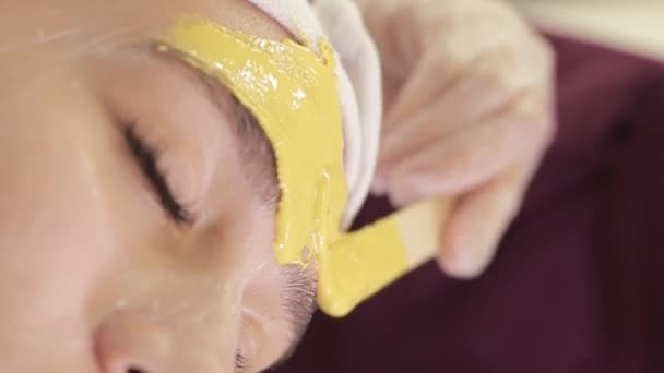 Especialista Cosmetología Que Aplica Mascarilla Facial Dorada Usando Cepillo Haciendo — Vídeos de Stock