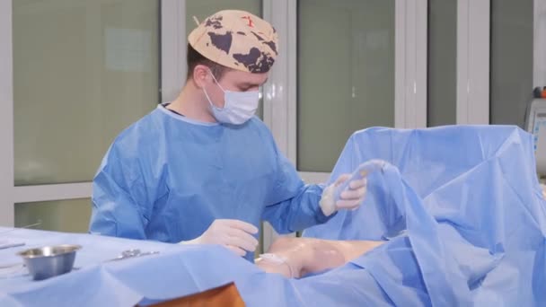 Cirujano Usando Sombrero Realiza Una Operación Paciente Una Habitación Con — Vídeos de Stock