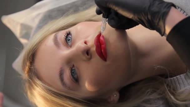 一个专业的改变嘴唇使用微珠唇纹身与红色色素 专业的永久化妆品在临床上强调嘴唇的自然颜色 — 图库视频影像