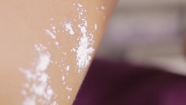 Kobieta Salon Kosmetyczny Stosując Pudrowe Nogi Spa Manicure Pionowe Wideo — Wideo stockowe