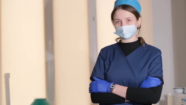 Kvinnlig Läkare Klädd Elektrisk Blå Uniform Står Med Korsade Armar — Stockvideo