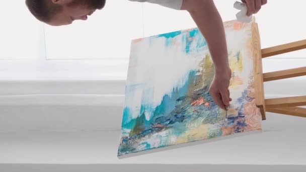 Людина Використовує Стіл Мольберт Малювання Картини Зображуючи Ногу Людини Жестами — стокове відео