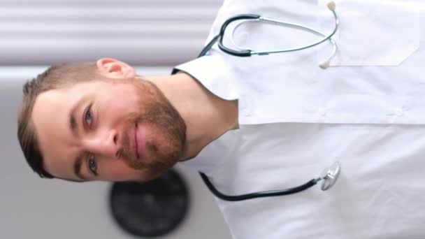 Beyaz Laboratuvar Önlüğü Boynunda Steteskop Olan Sakallı Bir Adamın Saçları — Stok video