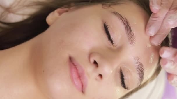 Nakładanie Kremu Kobiecą Twarz Masażystą Zabieg Karboksyterapii Piękna Kobieta Masaż — Wideo stockowe