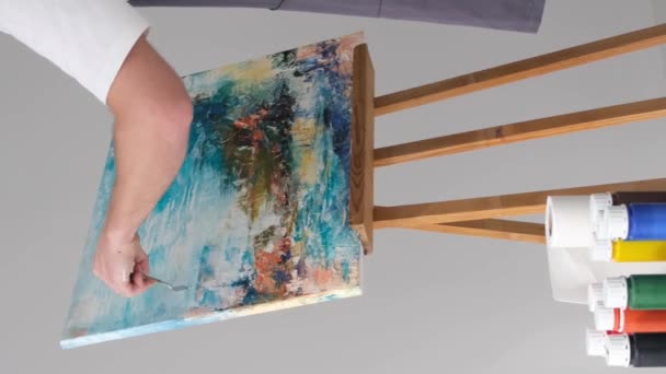 Člověk Lehkých Šatech Maluje Obrázek Stojan Plátno Rámováno Azurovým Dřevem — Stock video