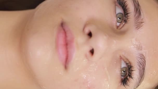 Kosmetička Rukavicích Provádí Ultrazvukové Čištění Obličeje Peeling Salónu Krásy Kosmetický — Stock video