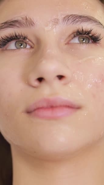 Uma Cosmetologista Feminina Luvas Realiza Procedimento Limpeza Facial Ultrassônica Descascamento — Vídeo de Stock