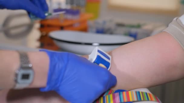 Uma Médica Recolhe Uma Amostra Sangue Uma Mão Pacientes Laboratório — Vídeo de Stock