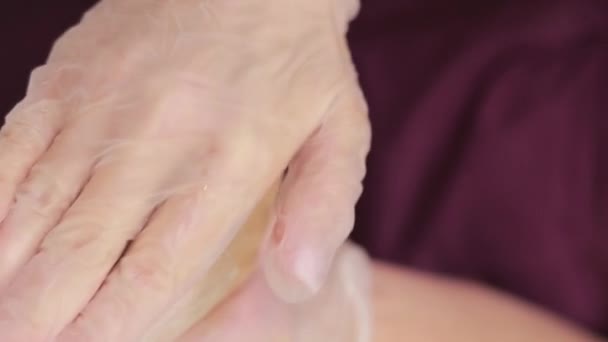 Жінка Забезпечує Чоловіка Заспокійливим Масажем Рук Зосереджуючись Руці Руці Зап — стокове відео