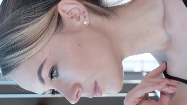 Bir Kadının Yüzünün Detaylı Bir Görüntüsü Elini Çenesinde Tutuyor Saç — Stok video