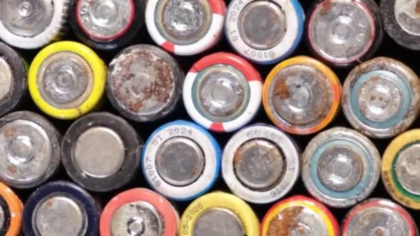Una Pila Batterie Colorate Simili Monete Risparmio Luminoso Che Rappresentano — Video Stock