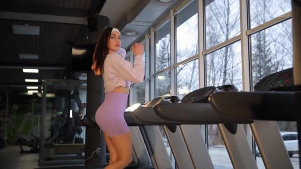女运动员在体育馆的跑步机上运动的妇女 — 图库视频影像