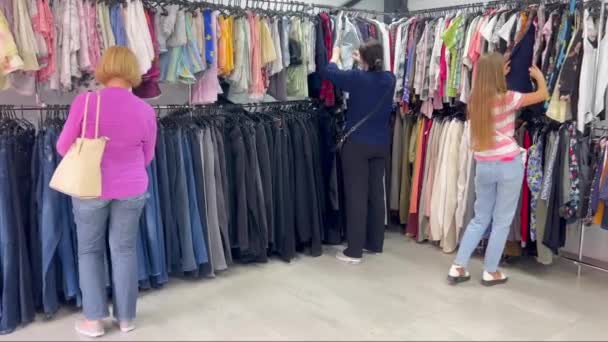 Grupo Mulheres Está Navegando Por Uma Loja Roupas Explorando Várias — Vídeo de Stock