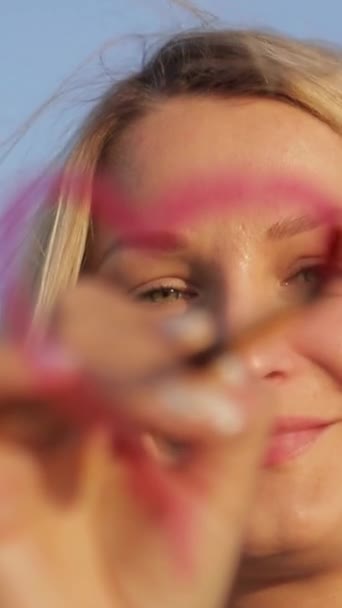 一个女人正在用刷子在她的脸上涂化妆品 包括额头 嘴唇和睫毛 — 图库视频影像