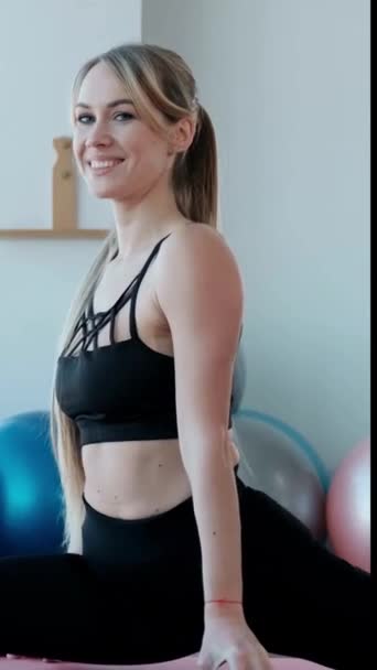 Uma Mulher Com Uma Construção Muscular Vestindo Sutiã Esportivo Preto — Vídeo de Stock